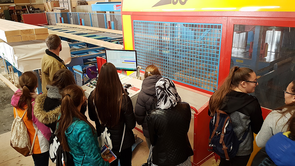 Mittelschule Riedenburg besichtigt Firma und Bunker