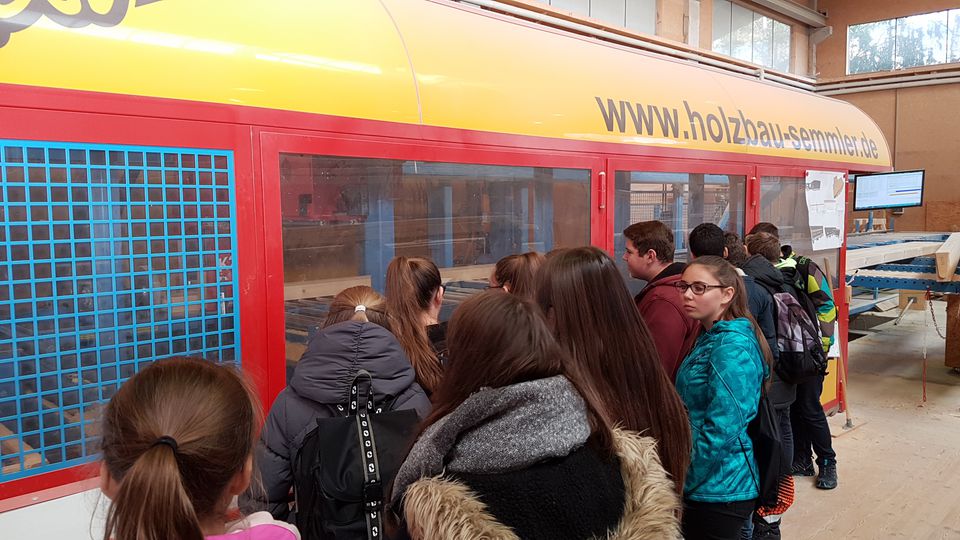 Mittelschule Riedenburg besichtigt Firma und Bunker