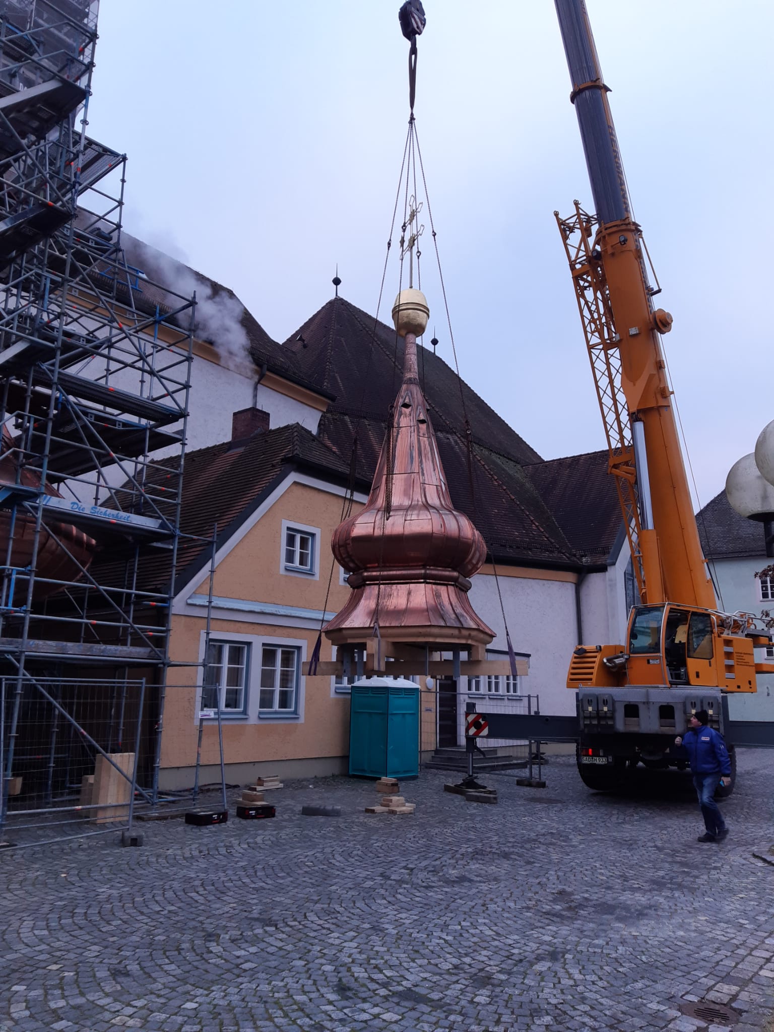 Die Nittenauer Kirchturmspitze ist zurück in der Heimat