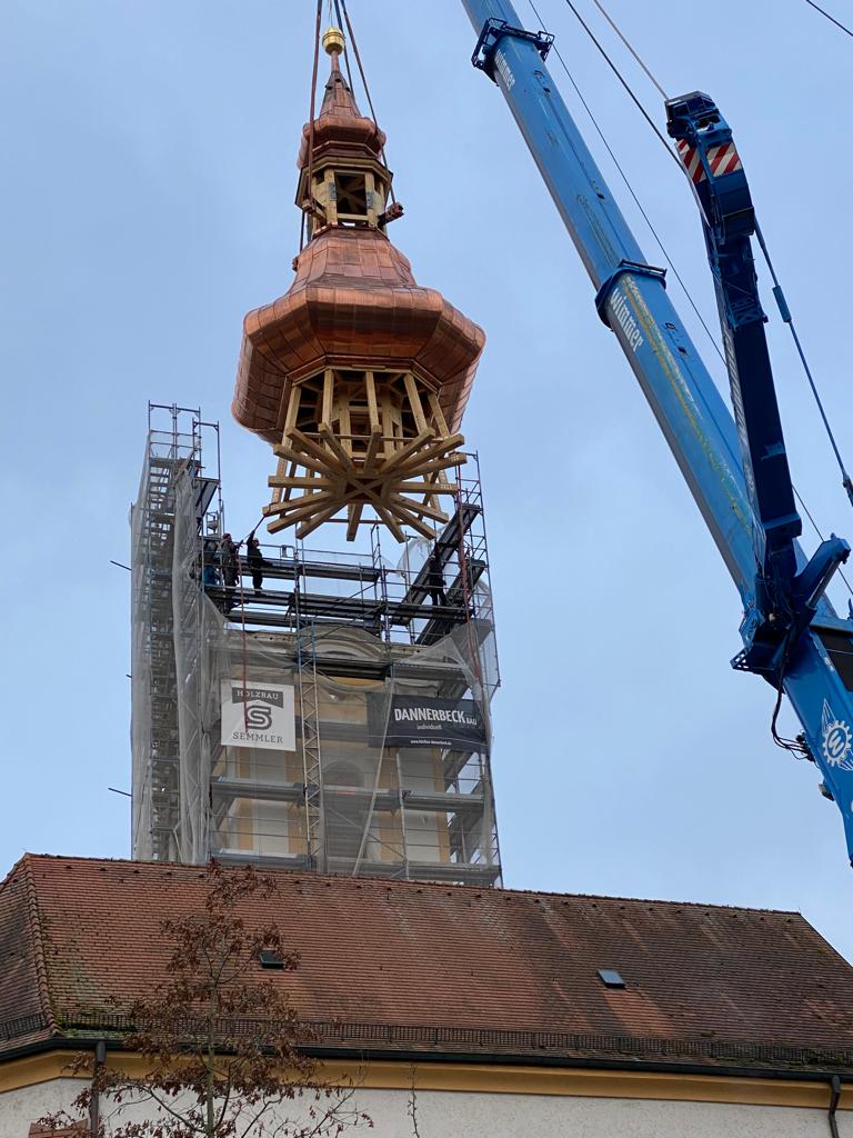 Die Stadtpfarrkirche Nittenau hat ihre Zwiebelhaube wieder zurück